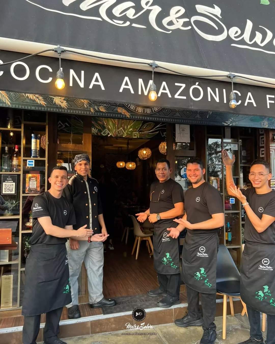 Equipo de Mar y Selva posando en la entrada del restaurante con uniforme y logo visible