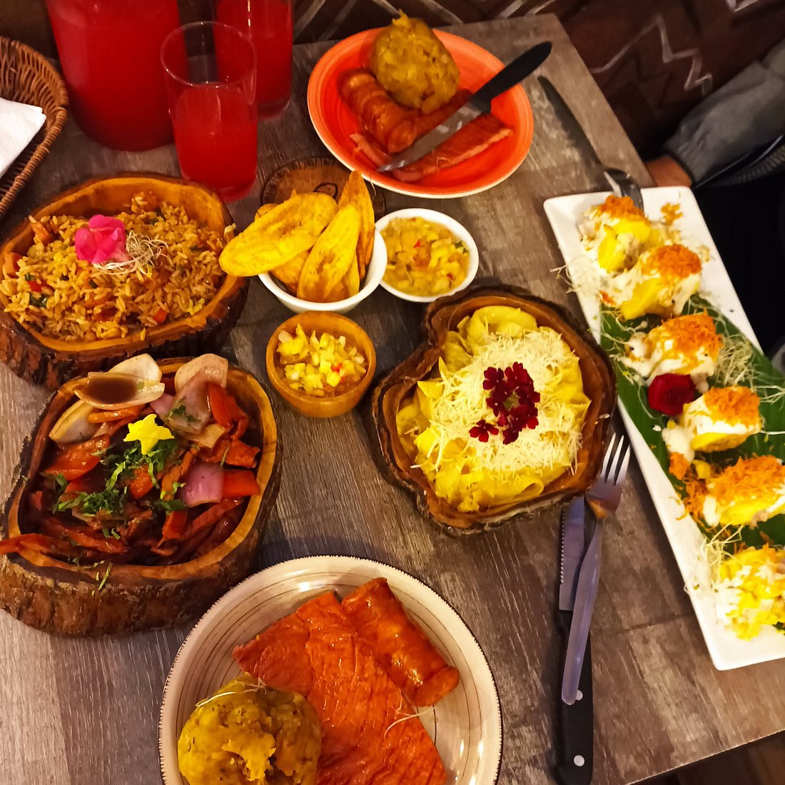 Mesa con variedad de platos amazónicos en salón de Mar y Selva